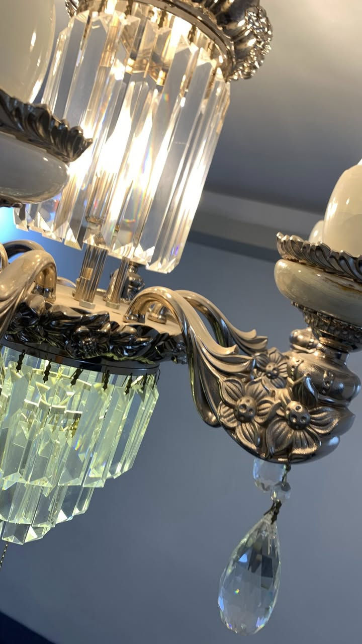 لعشاق الثريا  ثريا ملكي نحاس سداسي كل ذراع يحمل طبقتين من المرمر الطبيعي مع الاناره وزن ثقيل 
الثريا من الطراز المغربي  السعر خاص


**إذا كنت صاحب هذا الإعلان وتريد حذفه لأي سبب، رجاءا أرسل رسالة إلى الدعم الفني**