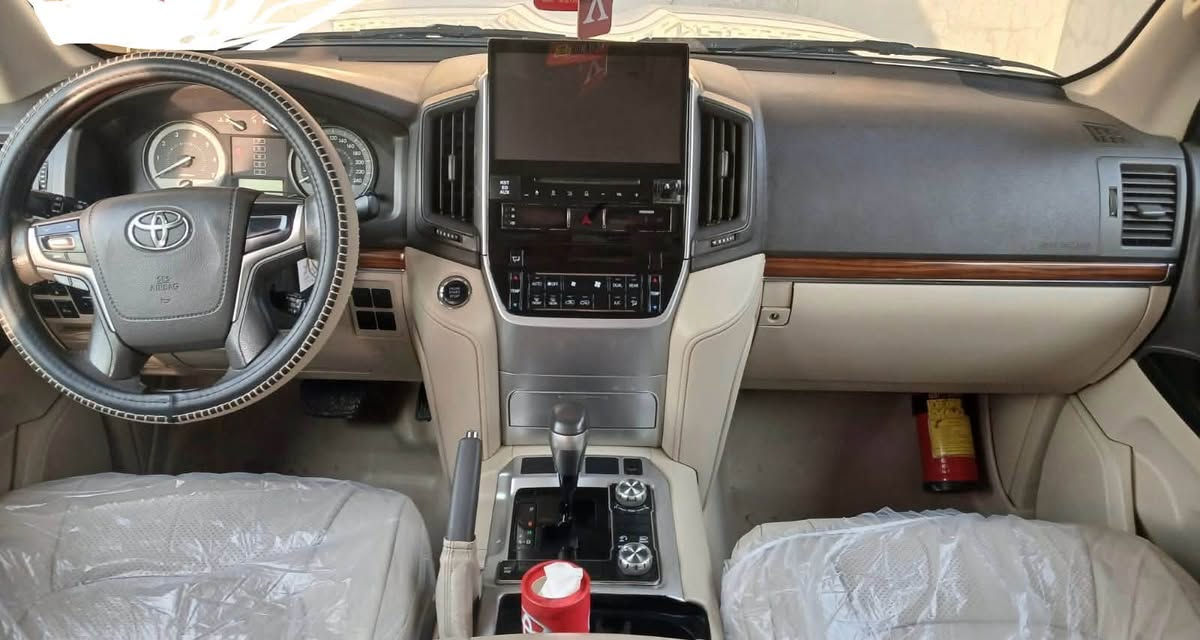 سلام عليكم للبيع لاندكروز 2018  رقم أربيل   دولي بسمي شرط تحويل فول مواصفات واحد على واحد ماشية115 حقيقي  6سلندر ملاحظة السيارة مكفولة كفالة ما عده بار بصيط شرط السونر السعر والتفاصيل على رقم الهاتف
***********
*محرك كير بشرط
*كشنات جلد +كهرباء ثلاث وضعيات 
 +بصمة ابواب
* حساس خلفي +امامي 
* ⁠فتحة سقف
* ⁠ثلاجة 
* ⁠تحكم استيرن
*زراك لايت 
*سياره مال بيت اي نقص مابيها 4ايطارات جديده
*مكان سياره موصل

