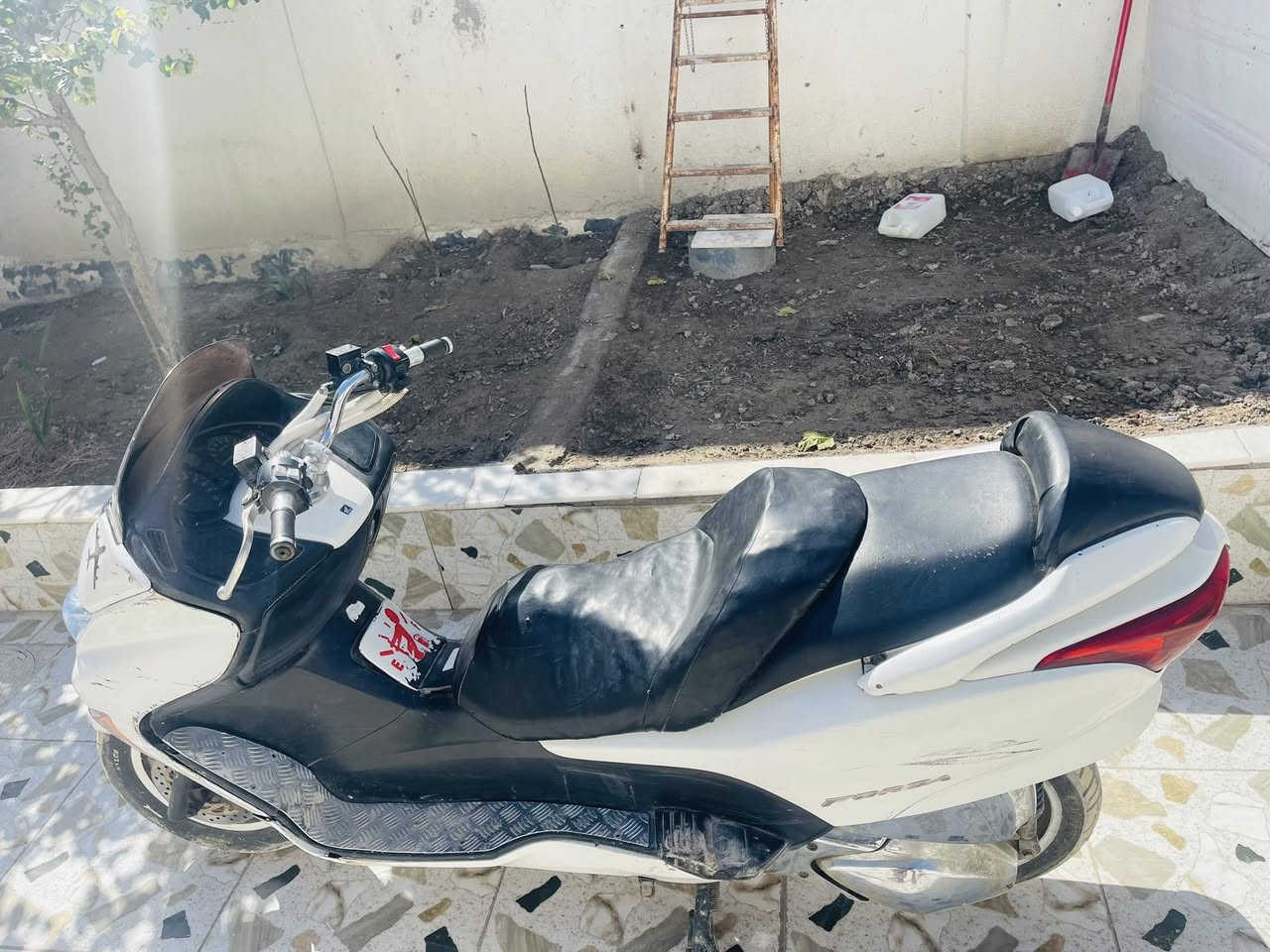 سـلام عليكم..فورزه 0:8 للبيع  دراجه شغاله وحلوه ونضيفه وناعمه ما صاله هواي من اخذته نضيفه مال بيت ما متعوبه كلشي شغال قفالات سكان وجنطه بصمه دراجه تنقفل عن بعد ستاند كهربائي شغالات  سلف.هورن.لايت.زنون اشاير .ودبلات .وكلجات
 سـعر (900) بيه مجال للشراي
مكـاني بصره قضاء المدينه السوق
***********
