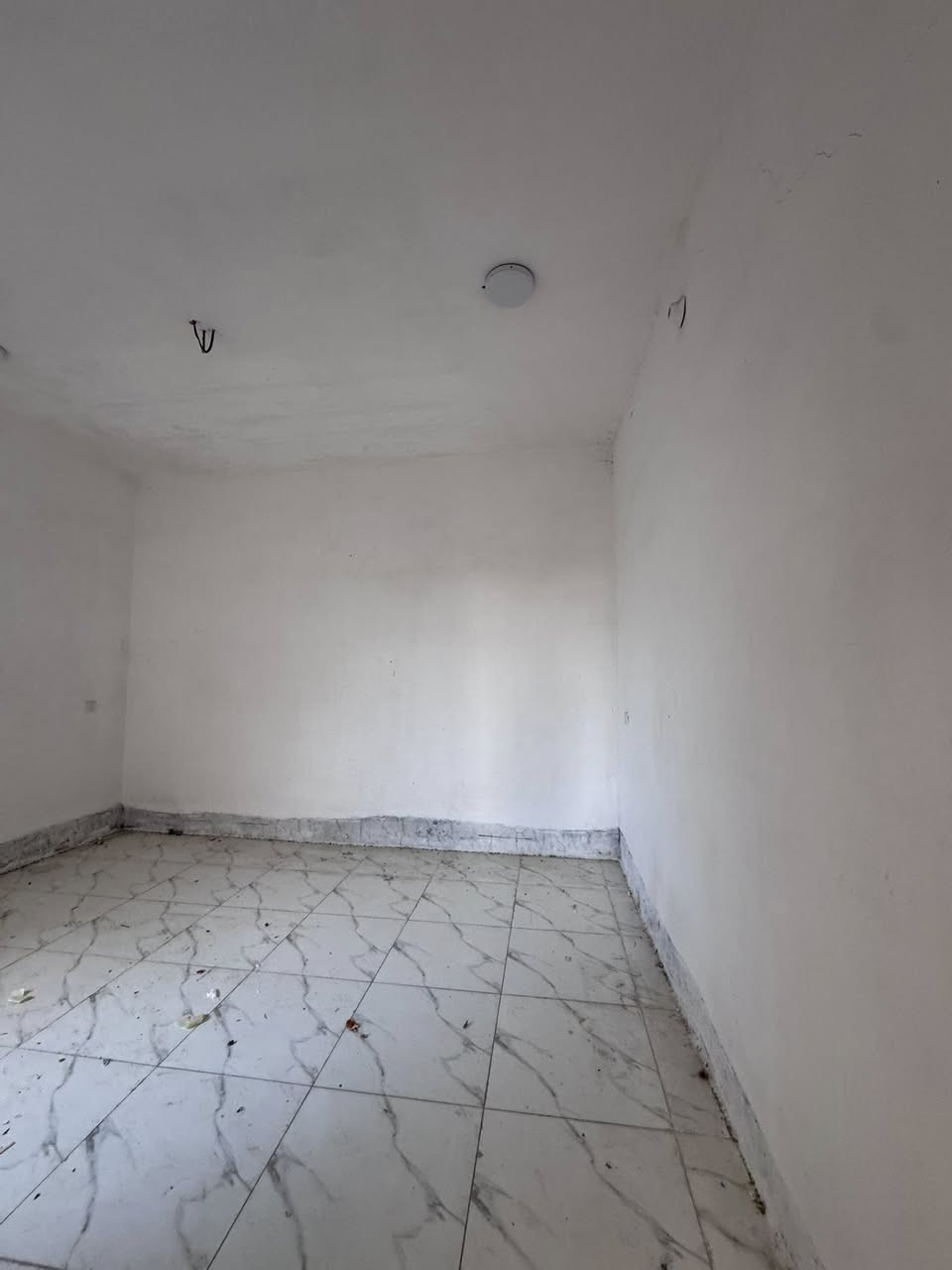 السلام عليكم من رخصة الادمن المحترم عندي مشتمل بحصن جعفر يم دائرة الكهرباء الجديده بصف ملعب عادل وطني مساحه ١٠٠ متر البيت بناء جديد وحلو حيل يتكون من غرفة نوم وصاله ومجمع صحيات داخلي وخارجي وغرفت خطار ومطبخ ومنور محزم سيراميك رايده ب٧٧مليون علمن البيت حر ممطلوب تحويل مباشر للستفسار رقمي ***********
