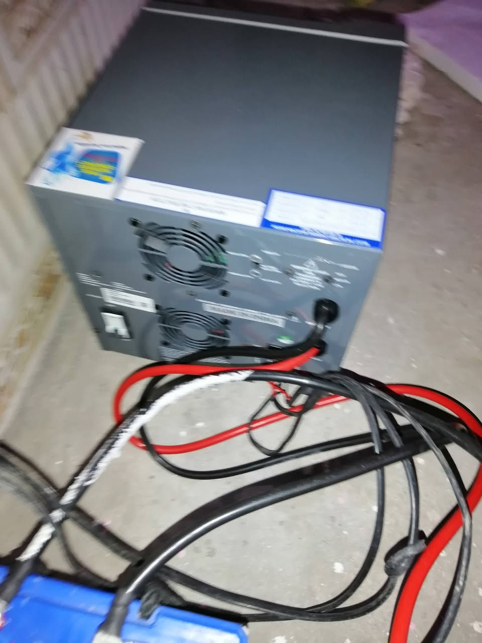 عاكسه ١٠ امبير  للبيع شغاله شرط سعر ٤٠٠  وبيه مجال بدون بطاريات تدعم الالواح الشمسية جيب لواحت وشد  عنوان السماوه ***********
