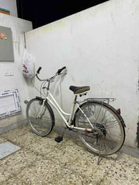 بايسكل للبيع كير وحساس لون حليبي وجاملغ جوزي حجم 26 بايسكل يخبل نقصه ب...