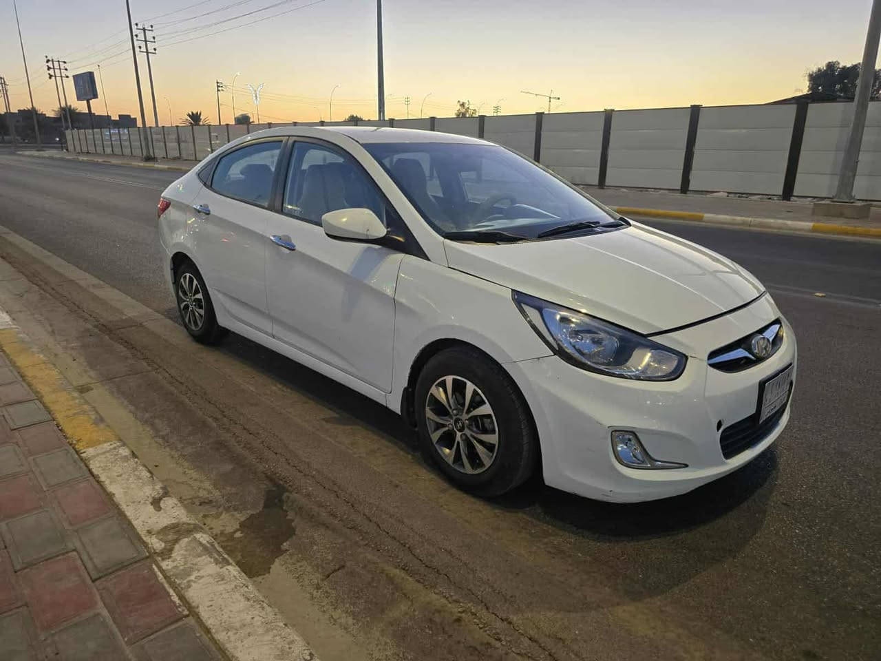 سياره اكسنت مويل 2012  وارد امريكي رقمه نكليزي هزه جديده سياره نضيفه تاخذه متصرف ربع عليه سعره 88 بيه رقمه كربلاء مكانه كربلاء مجال  للستفسار رقم وتساب ***********
