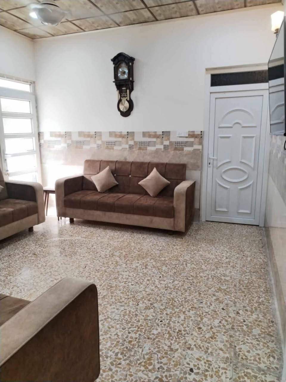 🔹دار للبيع في حي #الميثاق🔹
- مساحة الدار : 100 متر واجهة 5 متر
- شارع تبليط
- سند طابو 

🏠 تفاصيل الدار :- 
طابق واحد :غرفة نوم، هول، مطبخ ، استقبال، صحيات ، كراج  
_______________________________________________
للاستفسار:- 
***********
*********** 
مراجعة مكتب بيت الحضارة للعقار:
 عنوان المكتب سايدين حي الوحدة قرب مول سانكو 2
