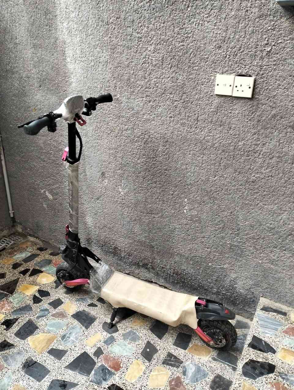 سكوتر للبيع🛑🛴🛑🛴
سكوتر 
 KUGOOKIRIN G2PRO  الروسي  للبيع نضيف جدا 
سكوتر بطاريته ليثيوم المحرك يصل  "Brushless" بقوة 600 واط السرعة القصوى: تصل إلى 55كم/ساعة، حقيقي إمكانية التنقل بين 3 أوضاع للسرعة (15، 30، 55 كم/ساعة
البطارية: بسعة 48V 15Ah، وتمنحك مدى قيادة يصل إلى 55 - 58 كم في الشحنة الواحدة (حسب الوزن وظروف الطريق).الإضاءة: نظام إضاءة متكامل يشمل 6 مصابيح (أمامية، جانبية، وخلفية مع إشارات انعطاف) لضمان الرؤية الليلية.
الشاشة: شاشة LED ذكية تعرض السرعة، مستوى البطارية، والمسافة المقطوعة بوضوح حتى تحت أشعة الشمس 
ويجي وياها مقعد اذا تريد اشده (حسب ختيارك) سكوتر قوي قوي بمعنى الكلمه ينافس السوك 
السعر على الخاص 
واتس اب 
(***********)∆•••••∆
