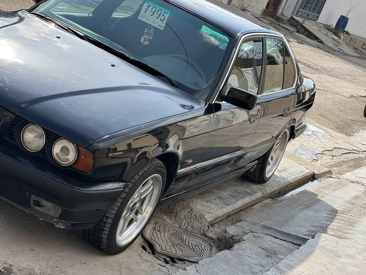 محرك ٢٨ مال صقر كير عادي كيرومحرك شرط 🚗***********
موديل 1995 لون اسود صبغ عام جمالية سعرها ٦٥ ورقة 
جامات اوتو داخل صاج دبل ايرباك  
ويل ايم جديد رقم سنوية جديد بسمي لحد ٣٠ جديد شرط تحويل وكالة بيها وصل كوبن هم
