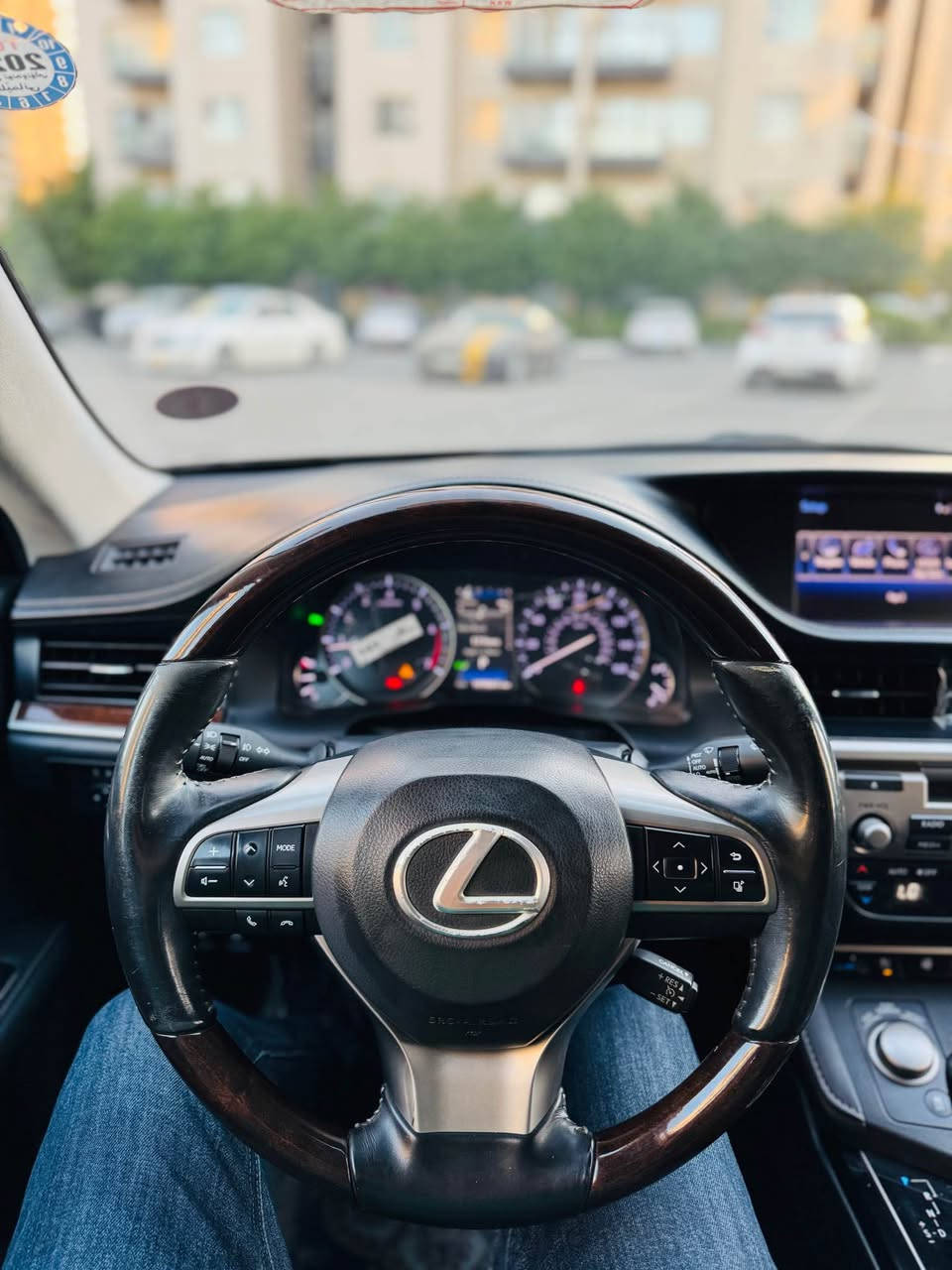Lexus ES350 2016 
فول مواسەفات 
سڵاید،بەسمە
حاسە پێش و دوا 
کامێرە 
کوشن جلد خەزن 
سەیارەکە زۆر جوان و تازە ماوەتەوەو بە هەیکەلە 
١ پارچەی بۆیاخە بێ ناوگرتن 
گێڕ و مەکینە بەشەرت نەکراوەتەوەو نە گۆڕاوە 
١١٠ هەزار ڕۆشتوە 
نرخ:١٧٨
*********** السليمانية, العراق
