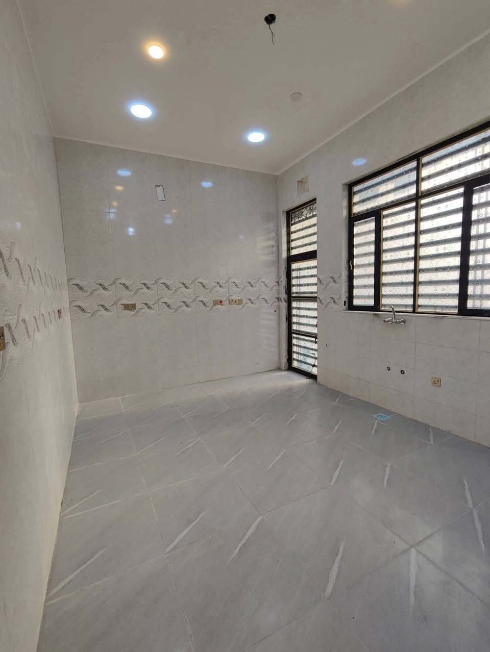 دار ٢٠٠م متر عبجيه خلف الشارع العام مال الغدير
طابق واحد مسلح شغل راقي 
***********
