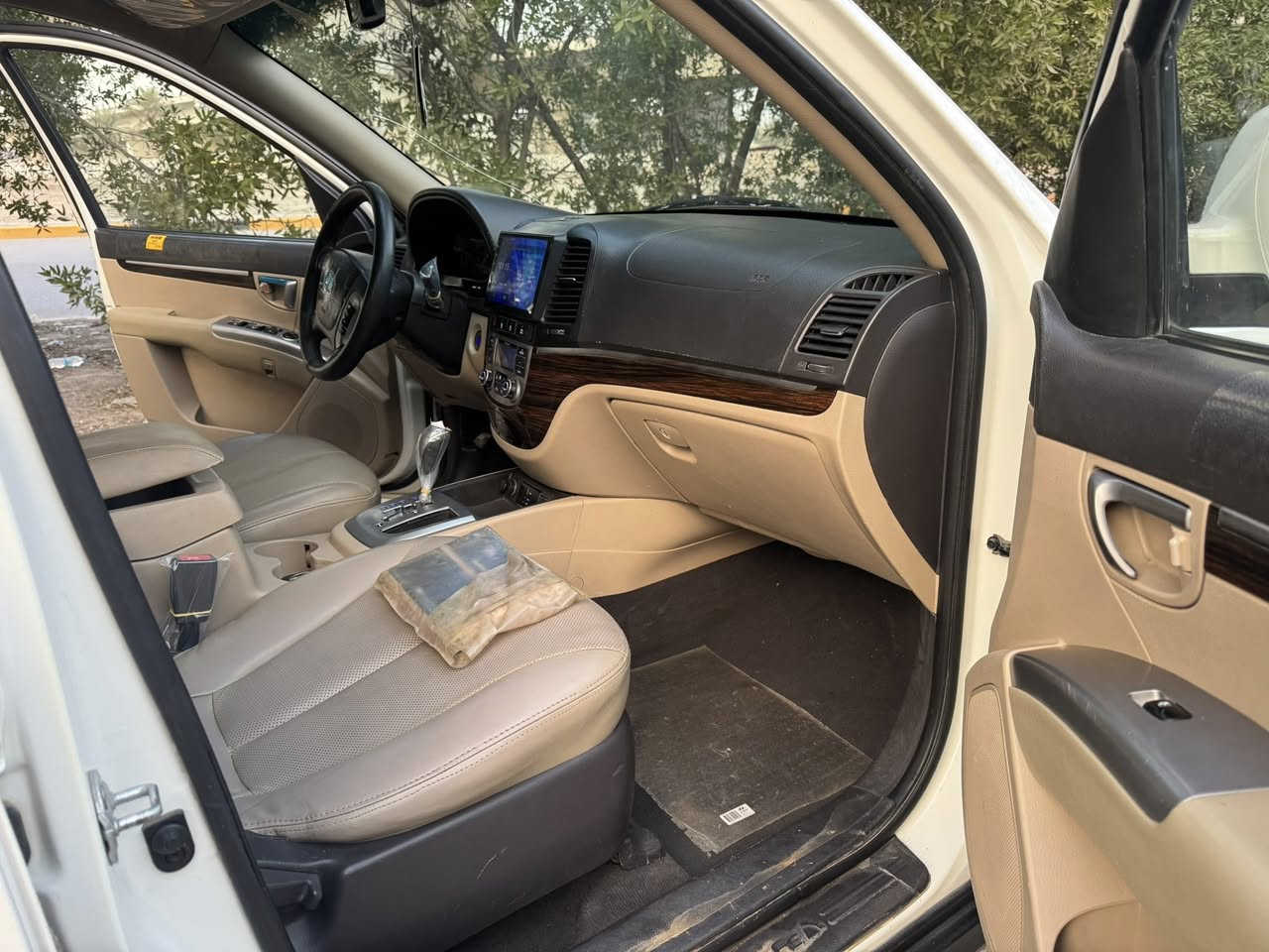 السلام عليكم
سنتافي موديل 12 مكفوله كفاله عام صبغ وبارد ومكرك 6 سلندر حته الدعاميات بلاد
ماشيه 66 الف
فول مواصفات بصمه وفتحه 
وفور ويل ثلاث قطع تبريد
داخل جلد
العنوان بغداد حي القاهره
هاتف ***********
