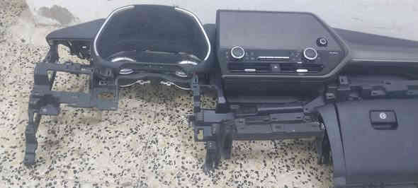 يتوفر جميع قطع غيار راف فور تفصيخ وارد امريكي صدر امامي خلفي كير محرك غرفة داخلية ظفاير عقول سستم كامل بطاين ابواب بنزين وهايبرد للتواصل ***********واتساب ماسنجر
