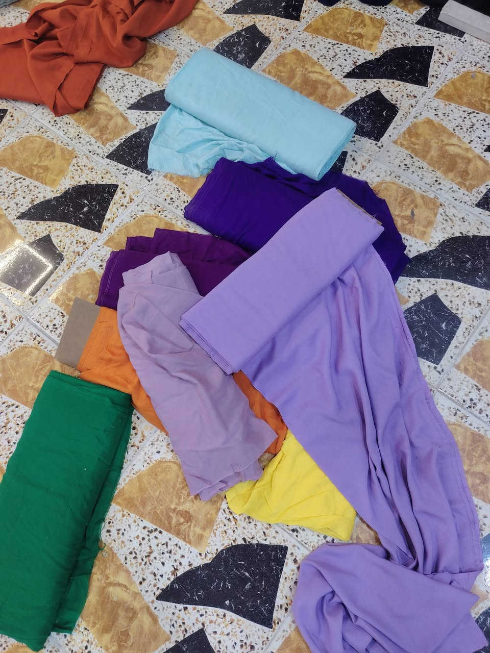 كابوي فساتين متر ١٠٠٠
كودري المتر على ٧٥٠
***********
