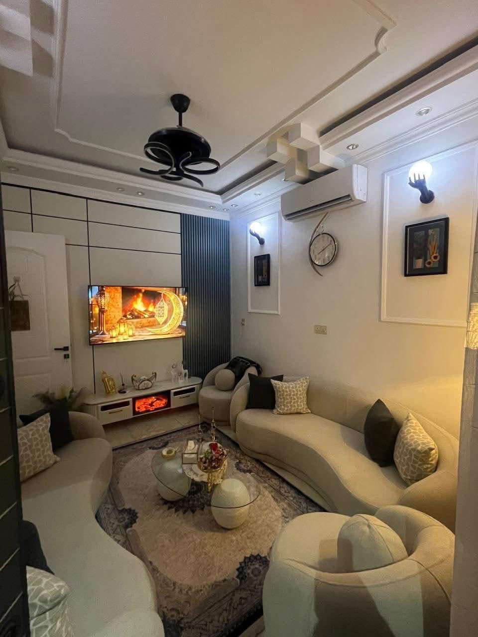 للبيع زيونه 716
80متر 

بواجهة 5 متر 

ونزال 15 متر 

بيت بناء 2025 

بناء درجه أولى شارع سكني وراقي 

االارضي 

مدخلين 

صالة ضيوف + صالة جلوس + مطبخ + صحيات 

الاول 

غرفتين نوم كبيرة مع صحيات 

الثاني 

غرفة نوم كبيرة مع صحيات مع بيتونه 

وسطح يباع مع أثاثه

للاستفسار اكثر 

مكتب الامير

للستفسار ***********

