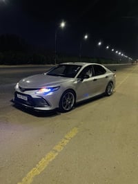 كامري 2023 اصل بانزين فقط محرك 2500 لون رصاصي مصبوغه عام بيهه طخه بسيط...