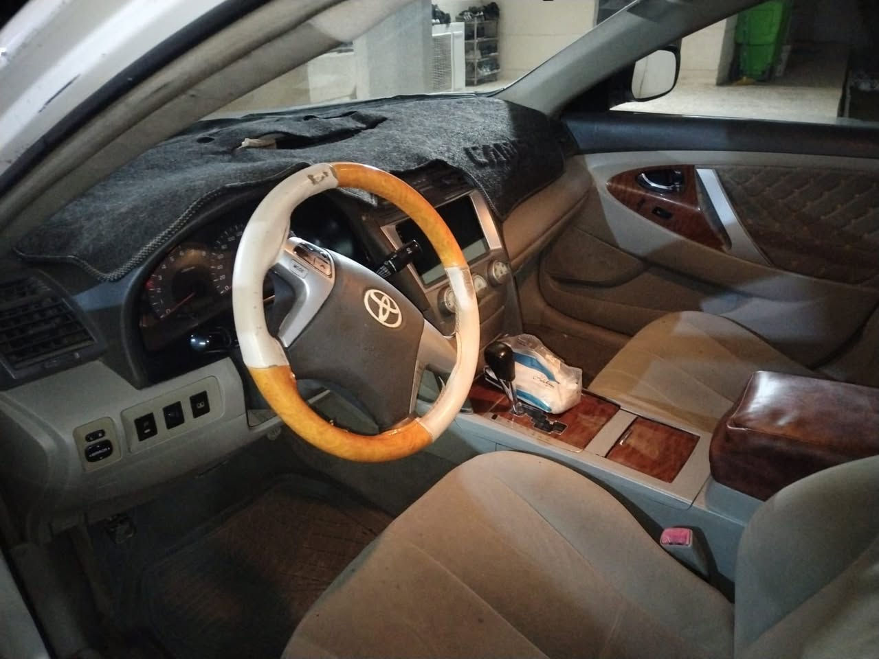 السلام عليكم
كامري 2009 خليجي

رقم بغداد  جديد انكليزي. تحويل مباشر ثاني يوم 

سنويه جديده

تبريد قطعتين 

تحكم ستيرن

فتحة سلايت 

داخلها صاج 

 كأمره خلفيه

برده خلفيه بلادي

حجم محرك المرغوب 2400

السياره مصبوغه حزام

مكان السياره تكريت القادسية 

السعر  106 وبيها مجال 

رقم الاتصال  ***********
