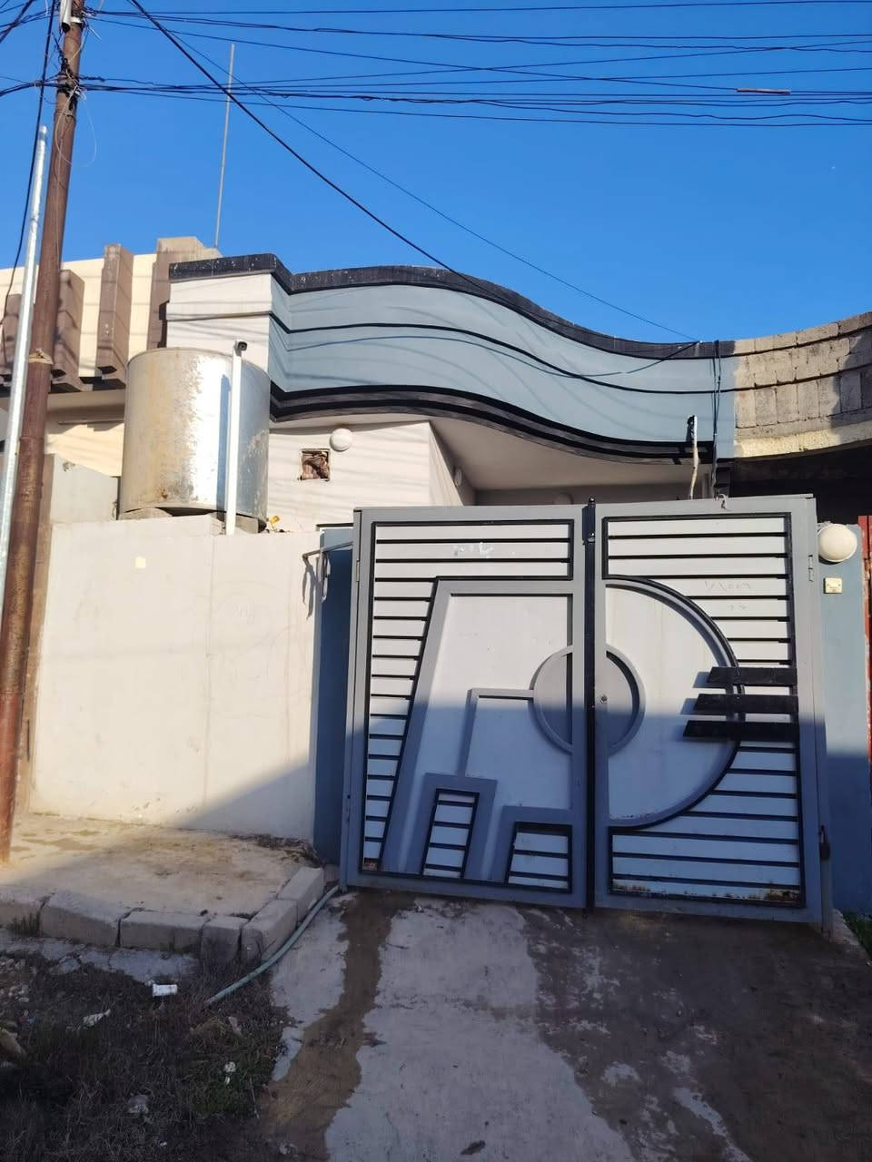 دار للبيع حي الانتصار شارع ٦٠ من جيهت الميثاق مساحه ١٠٠متر غرفه نوم هول استقبال مشتملات مطبخ سند طابو الزهور شرط التحويل الدار حاليا مئجر ٢٠٠ ألف السعر ٥٥ مليون وبي مجال الاستفسار مكتب ابو صفوان للعقار الاتصال على الرقم ***********.....***********....
