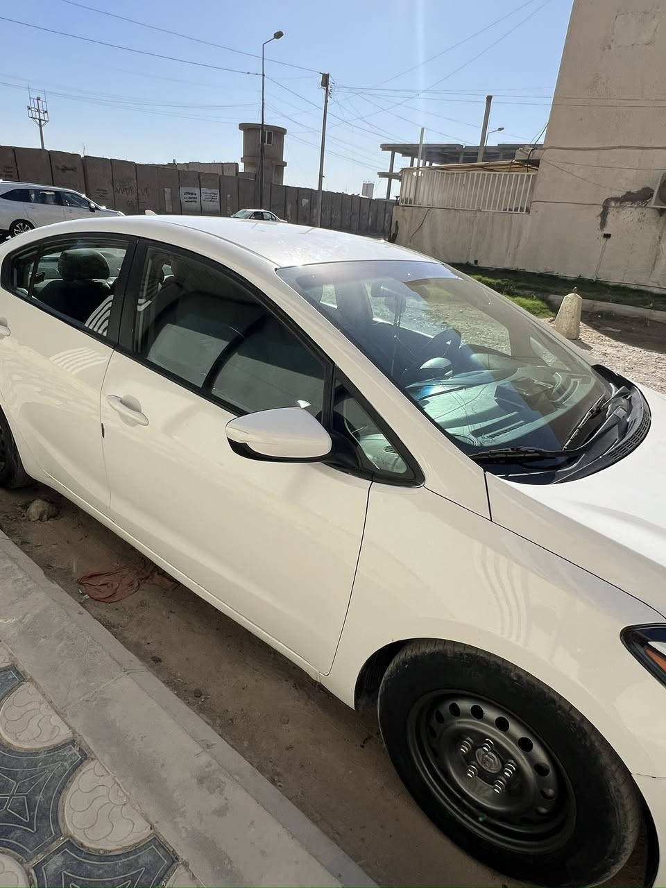 🚘 كيا فورتي 2018 (Kia Forte) - وارد أمريكي 🚘
السيارة باسمي شخصياً (أنا مستوردها على إيدي)، 

وجاهزة للاستخدام فوراً ومصروف عليها بضمير!

🔍 تفاصيل الحادث والبودي (بكل أمانة ووضوح):

 الحادث بأمريكا:  (تبديل جاملغ وصبغ باب جهة 

الراكب)

 (بدون لغود، بدون شاصي، وبدون إيرباك - الإيرباكات سليمة 100%).

 في العراق: تبديل بنيد (تجميلي بدون أي ضرر بالدواخل).

 السيارة تحتوي على بعض التكحيلات والرصعات الخفيفة جداً.

🛠️ الإضافات والإدامة الحديثة (السيارة بحالة ممتازة):

 المسافة المقطوعة: 93,000 ميل فقط.

 التبريد: منظومة تبريد جديدة بالكامل (تبريد ثلج ❄️).

 الإضاءة: منظومة زينون عالي الجودة للناصي (تكلفة 250$).

 الشاشة: شاشة حديثة تدعم نظام Apple CarPlay.

 الداخلية: دوشمة جديدة للمقاعد والغرفة.

 المحرك والإدامة:

 إدامة شاملة لغرفة الاحتراق (قبل شهر فقط).

 بلكات جديدة أصلية (تم تركيبها بالأمس).

 تبديل دهن وفلاتر جديد.

 التحتية: تخم تاير جديد + باتري جديد + صدر جديد بالكامل.

 الإضافات الاقتصادية: منظومة غاز متطورة وشغالة بكفاءة عالية.

صور الحادث مرفق بالمنشور 

📄 الموقف القانوني والورقيات:

 السنوية نافذة (ساقطة السنوية).

 السيارة عليها غرامات بقيمة 400 ألف دينار عراقي (تُخصم مباشرة من سعر السيارة للمشتري).

💰 السعر المطلوب:

117 ورقة (11,700$) مع خصم مبلغ الغرامة.

📞 للاستفسار والتواصل المباشر:

 الاتصال بالمالك (أبو تاج): ***********
