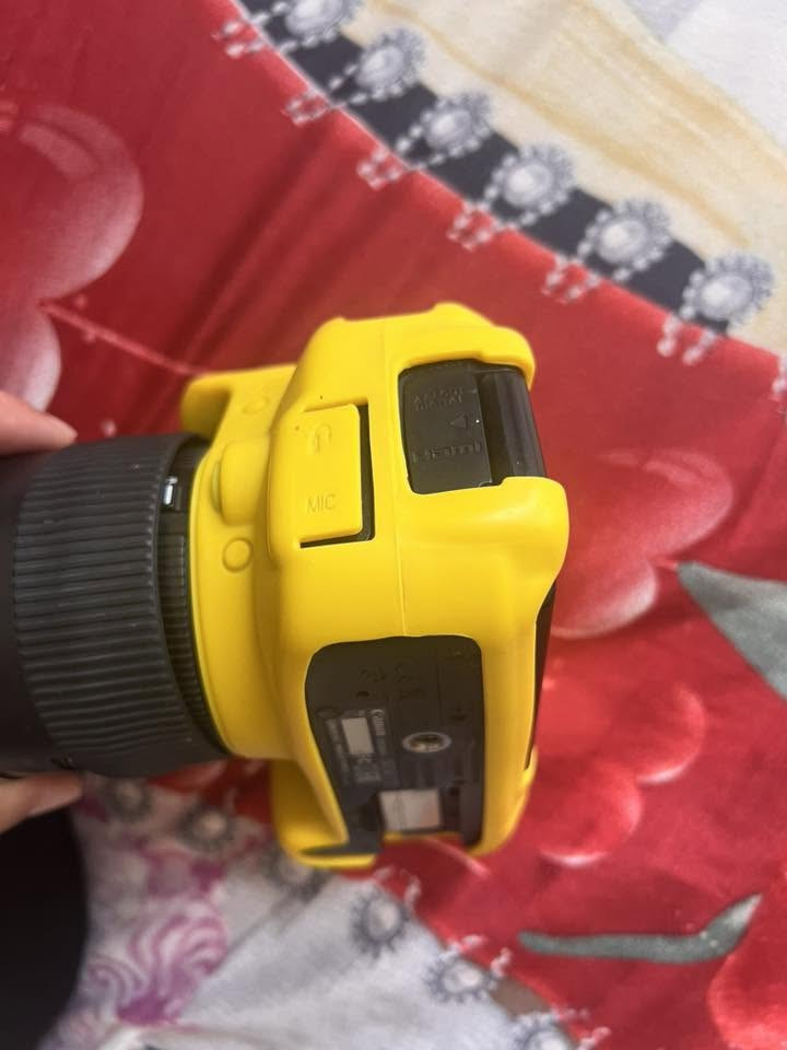 كامرا كانون D700 
سعر 300 
***********
