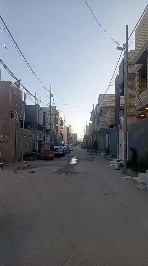 السلام عليكم عندي هذا البيت البيع المساحة 100متر طابقين بحي سومر خلف مدينة العاب ضوء القمر سند 25 قريب على شارع الحولي مآل ابو مهدي المهندس يحتوي على طارمه وستقبال مطبخ وصاله كبيره وصحيات داخلي وخارجية طابق ثاني بي غرفه نوم وصاله وبي غرفه ماكمل التواصل/***********/وعلى رقم واتساب ***********/ اني صاحب البيت اخوان السعر مناسب جدا
