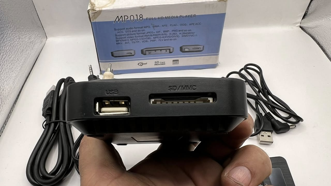 هذا الجهاز هو مشغل وسائط عالي الدقة MP018 Full HD Media Player.
يدعم تشغيل الفيديوهات بجودة 1080P عبر مخرج HDMI.
يحتوي على منافذ لتوصيل أقراص التخزين الخارجية مثل USB وبطاقات SD.
يدعم مجموعة واسعة من تنسيقات الملفات بما في ذلك MKV، AVI، RMVB للفيديو، و MP3 للصوت.
يتضمن جهاز تحكم عن بعد (ريموت) لسهولة الاستخدام.


**إذا كنت صاحب هذا الإعلان وتريد حذفه لأي سبب، رجاءا أرسل رسالة إلى الدعم الفني**