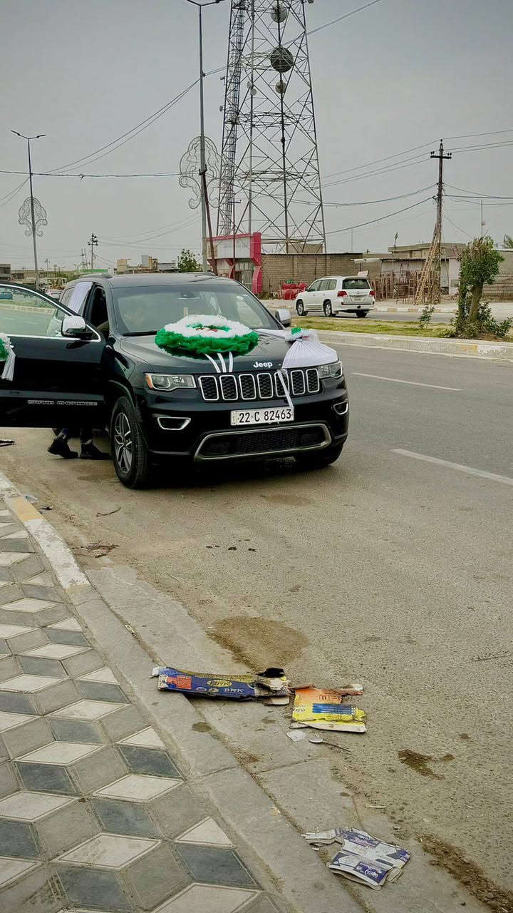 💎 للبيع: جيب كراند شيروكي 2021 (Limited - نسخة 80th Anniversary) 💎
السيارة نظيفة وجديدة حيل، للي يدور الراحة والنظافة، جيب كراند شيروكي (لمتد) نسخة الـ 80 عام الخاصة، مواصفات (واحد على واحد).

• الحادث: شبر بالجاملغ وشبر بالبنيد صبغ فقط، بدون فتح أو تبديل أي قطعة والقطع كلها أصلية.
• السيارة مكفولة كفالة عامة من (الشاصي، الكشر والشخوط، المحرك، الكير، والحدادية)، وباقي السيارة كلها بحالة الشركة.

⚙️ المواصفات العامة:
• الموديل: 2021 (نسخة 80th المميزة).
• المحرك: 6 سلندر (V6).
• المسافة المقطوعة: 60 ألف ميل.
• اللون: أسود شذري مميز.
• الرقم: أربيل (بإسمي السنوية).
• الإطارات: تخم تاير جديد.
• الموقع: محافظة بابل.

🌟 المواصفات (واحد على واحد):
• بانوراما.
• الكراسي: جلد "حضن" (تحكم كهرباء جهتين) + خزن ميموري + تدفئة وتبريد.
• ستيرن: كهرباء وتدفئة.
• الشاشة: كبيرة 8.4 إنش تدعم نظام كار بلي (CarPlay) وخرائط جوجل.
• المرايا الجانبية: تدفئة (تبخر المطر والضباب) + مرايا قلابة عند الرجوع + تعتيم ذاتي.
• التكنولوجيا: نظام تشغيل وإطفاء ذاتي للمحرك.
• وضعيات قيادة: (Sport + Eco).
• نظام الرادار: رادار خلفي وجانبي مع خاصية (البريك التلقائي) عند استشعار أي جسم خلف السيارة.
• نقطة عمياء، حساسات خلفية، وجنطة كهرباء.

💰 السعر والتواصل:
• السعر المطلوب: 260 ورقة ($26,000) وبيه مجال بسيط للشراي.
• للاستفسار اتصال: ***********
*********** واتساب 

ملاحظة: السيارة نظيفة وجديدة حيل حيل، والرزق على الله.
