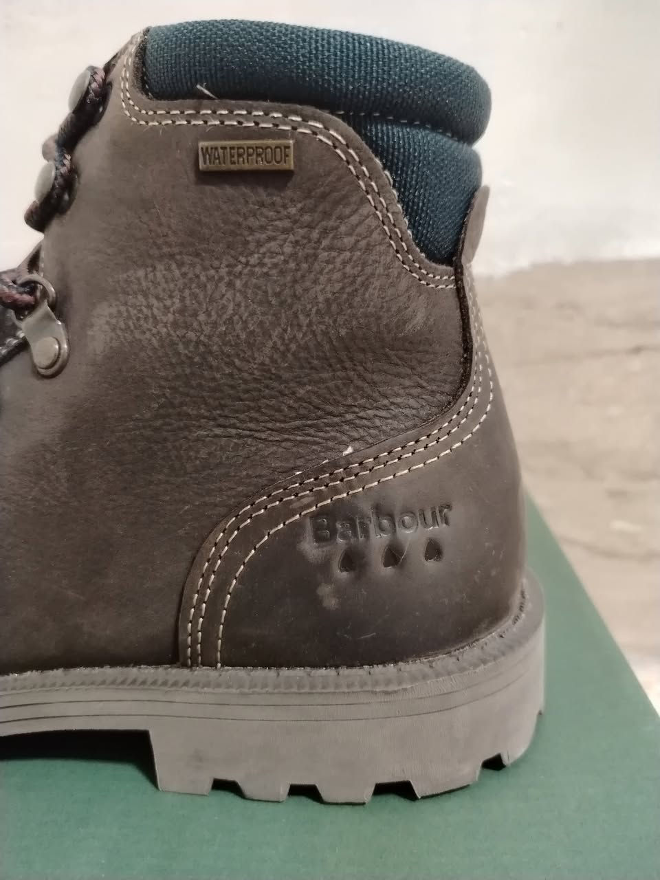 توفر بوت جوزي ماركه(Barbour) ماركه بريطانيه صناعه فيتنامي جلد طبيعة وتربروف ٣ طرقات حلقات حديد ضد التزحلق فول طبي شرط دبانه رجلك تغرق بي قطعه راقيه موجود كم قطعه سعره ٥٠ للتواصل واتساب ***********
