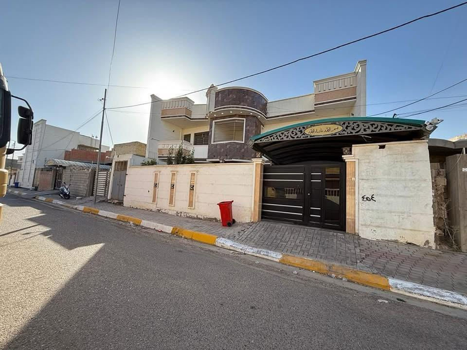بسم الله وعلى بركة الله دار للبيع طابقين مسلح درجة اولى في الرمادي - الجمعية - قرب جامع اولي العزم مرقم بلديه مفوض للطابو المساحة 361 متر الوجه 16.5 متر الشارع 10 متر مبلط وخدمات كاملة . الدار درجة اولى سنة البناء 2022 * الطابق الاول يحتوي:  كلدور وديوانية كبيرة وصالتين وغرفتين نوم كبيرة ومطبخ حار وبارد ومجمع صحيات داخل وخارج وترك حرف L ومناور عدد 2 وحديقة وكراج كبير ومخزن.  الطابق الثاني يحتوي:  صاله كبيرة وثلاث غرف نوم كبيرة وبلكونات عدد 2 ومجمع صحيات وغسالات  بناء الطابق الاول حجر وسمنت بناء الطابق الثاني طابوق احمر الارضية بورسلين المطبخ والصحيات سيراميك هندي . حزام سيراميك 1.20 متر . الدرج كرانيت مع سيراميك لحد السقف . الشبابيك المنيوم عوازل بالاضافه الى سطح اول وسطح ثاني في الطابق الثاني:  السطح الاول بورسلين السطح الثاني مادة عازلة . يأتي مع الدار كاونتر وسبالت عدد 3 * للمعاينة والاتفاق متوفر واتساب   ***********   لإستقبال عروضكم العقارية بيع ايجار  سكني تجاري زراعي تواصلو واتساب فقط 👇 *********** أعلن معنا لضمان وصول إعلانك لأشخاص مهتمين بشراء عقاراتكم  👍  مع تحيات  عقارات T . A . G . . . #تسويق_عقاري #عقارات #عقارات_الرمادي 
