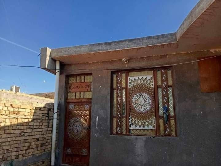 بيت للبيع الشطره حي جامعه المساحه 200م غرف نوم ثنين صاله مطبخ ديوانيه حمامات خارج وداخل كون كريت مسلح بناء حديث نقص سيراميك مطبخ وارضيه ديوانيه على شارع تلاثين ماء مجاري كهرباء وتبليط يكمل قريب السعر اتصل على *********** @
