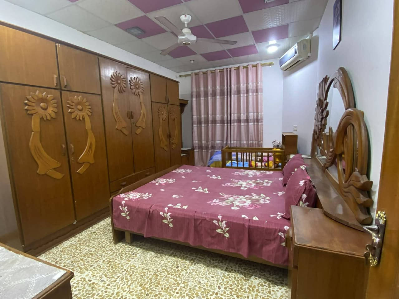 غرفة نوم للبيع خشب عراقي مكان بعشيقة السعر 850 وبيها مجال  مكلف بل نشر اتصل. ***********  /  بدون دوشك
