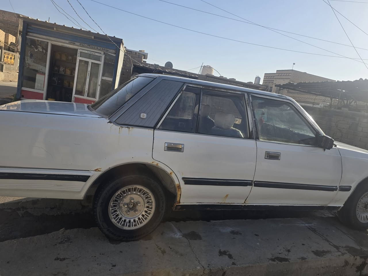 سلام عليكم سياره للبيع سوبر موديل 87 محرك ثنين ونص جديد سنويه تنتهي 2027 ضربته هاي موضحه كدمك سياره حلوه ماعوزه شي سعر ٢٦وبيه مجل قليل رقم لهاتف ***********
