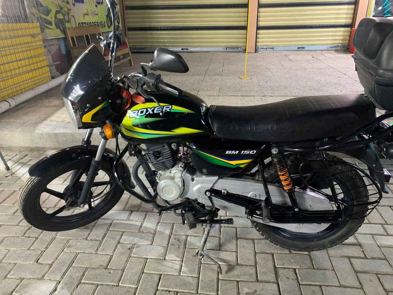 سلام عليكم بوكسر للبيع استخدام شخصي اوراق اصولي مكفوله كفاله عامه من كلشي علمن ما مشتغله دلفري مكاني الدوره ابو دشير سعرها 17000بيها مجال حك الجيه ‏‪***********‬‏الدراجه مديل 2022بنهايتها علا 2023
