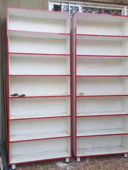 السلام عليكم فاترينات خشب للبيع اربعه حجم صغير وثلاثه حجم كبير مستعملات شي قليل اخو الجديد مكان ديالى خان بني سعد حي الانتصار وهذا رقمي ***********
