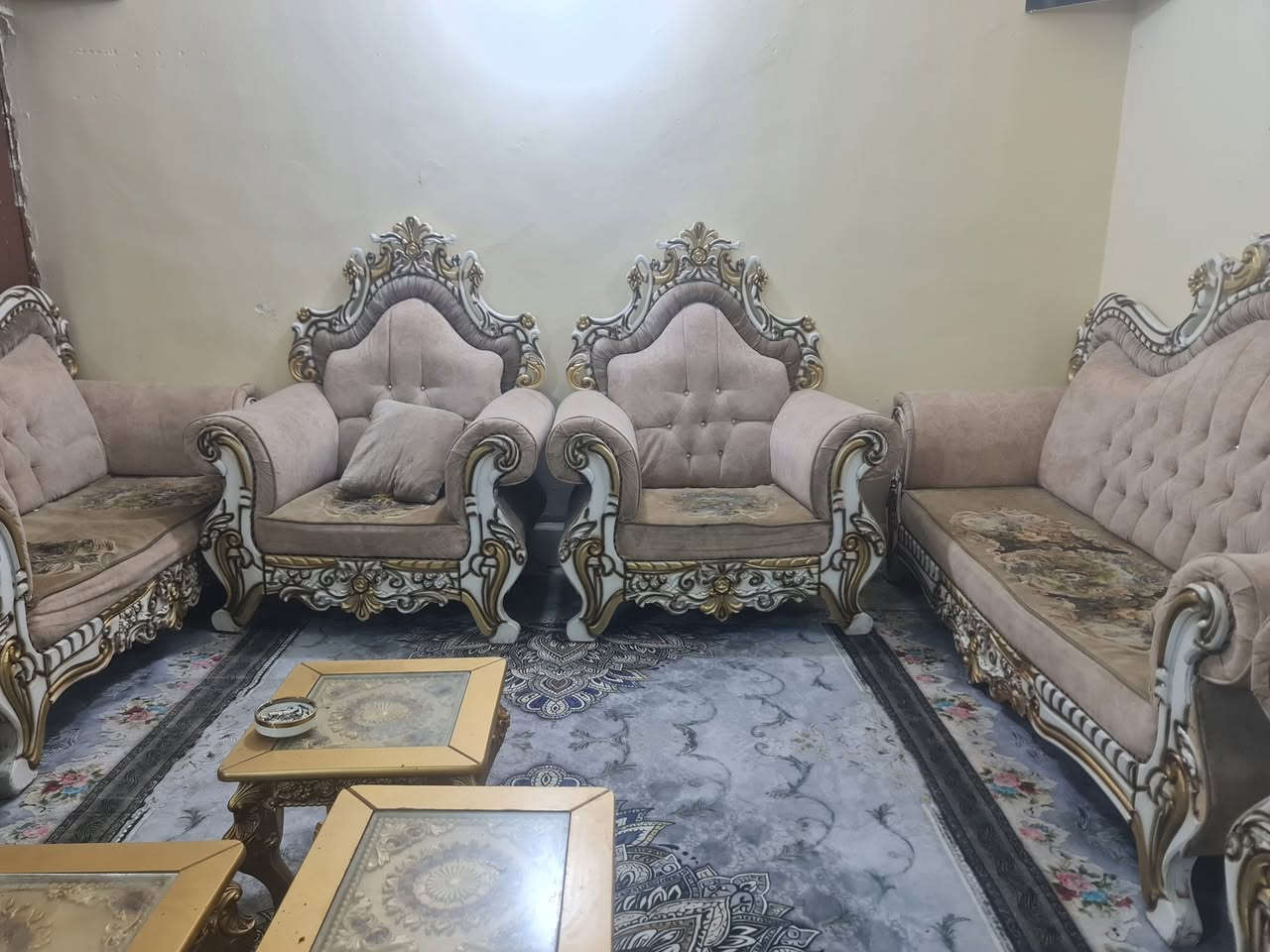 تخم 20 مقعد نظيف 
مع 5 طبلات طبلة كبيرة و4 صغار 
السعر 750 الف وبي مجال للشراي
المكان كربلاء حي الاسرة 
الاتصال***********
