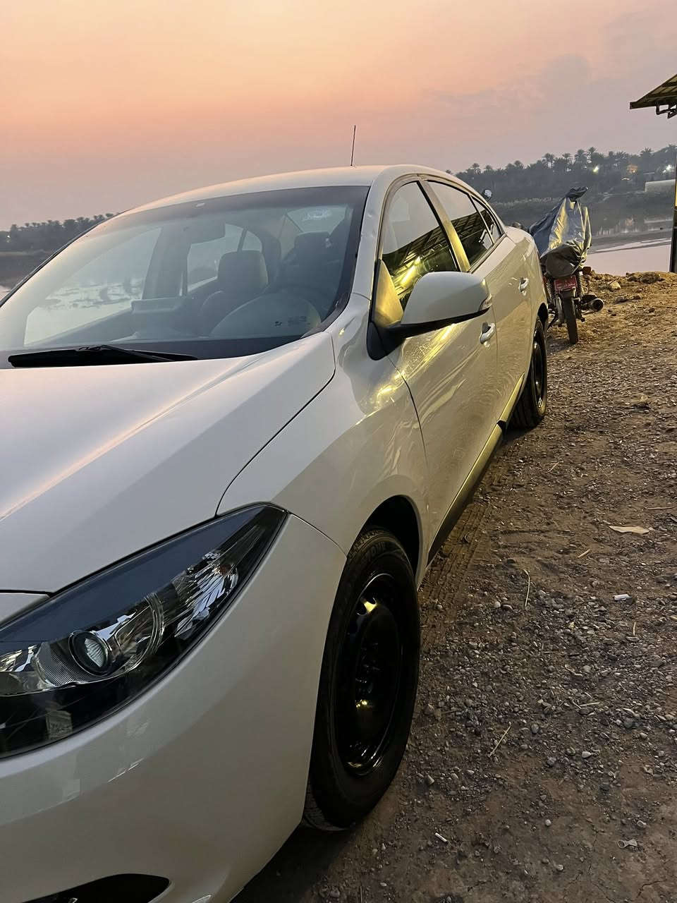 رينو فلاونس موديل 16 ضرر دعاميه وبنيد فقط بدون دواخل سياره نضيفه جدا تريد تحويل تريد وكاله مكان السياره واسط الصويره السعر 70 رقم هاتف ***********
