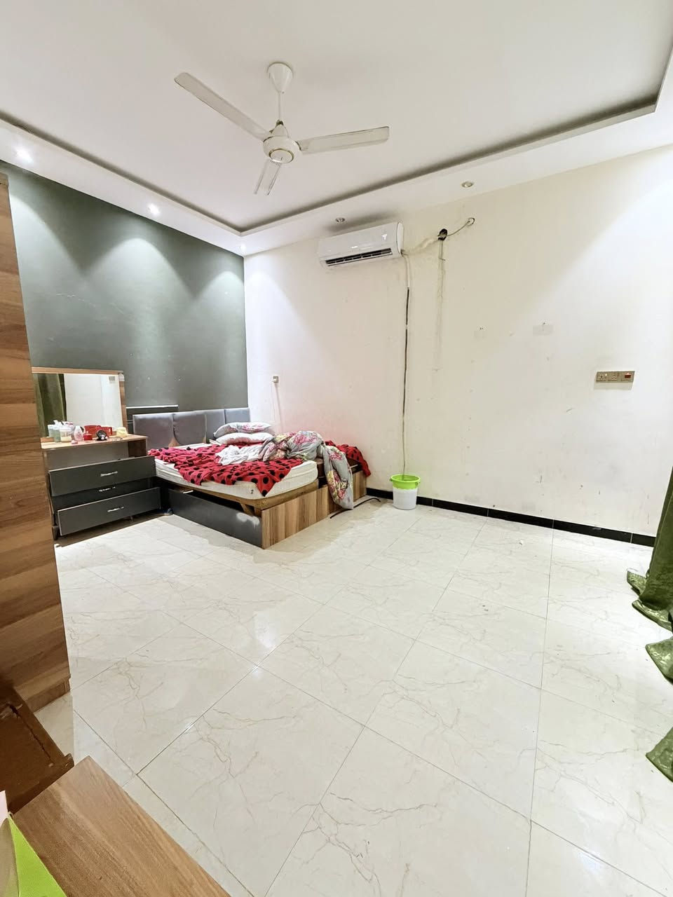 🔷(بيت للبيع)🏡//بناء حديث //
🌀المساحة (210) متر // الواجهة (10) ونص

//سنة البناء (2022) // بناء طابوق بلكامل

🌀( الموقع الامن الداخلي دور الضباط) 

🌀(  / يحتوي الطابق الارضي على / غرفة منام / هول / ديوانيه/مطبخ / صحيات عدد(2) /كراج/ حديقة / الطابق الثاني يحتوي على / ثلاث غرف منام  / هول/ صحيات /

🌀(جنس العقار طابو ملك صرف)

🌀 السعر (385) مليون قابل للتفاوض//

⚜️عنوان شركة الجوادين للاستثمار العقاري ⚜️ 
( الجنينه نهاية شارع الـمصـلحه/ قـرب سـوق الجـبيلـة) 

لـلطلـب والاستفسـار الاتصال على الارقـام التـالـية 🔻

واتـساب + اتـصال ***********
واتـساب+اتـصال ***********
واتساب + اتصال ***********                                                               واتساب + اتصال ***********
