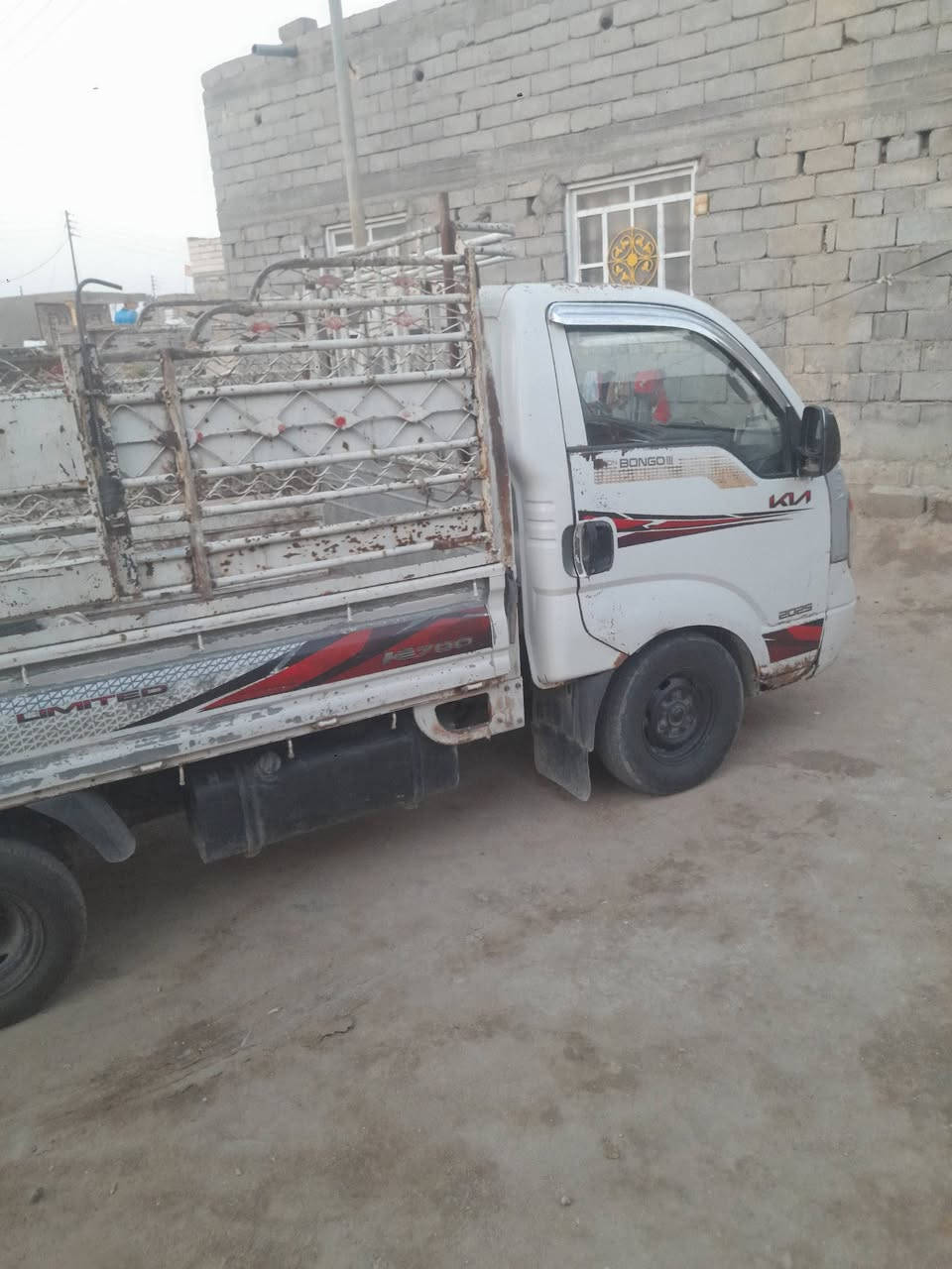 سلام عليكم  بنكو مديل الفين و6 محرك وكير مكفول  سياره جاهزه تحويل شوكت ما تريد   مكاني البصره المدينه السعر 60وبيه مجال فقد شراي يتصل عله رقم صاحب سياره ***********
