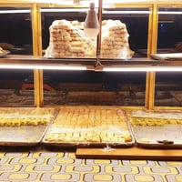 عارضه المنيوم للبيع الطول مترين ونص والعرض متر ونص تقريبن طابقين جاهزه...