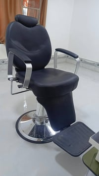 شباب توفر كرسي ومرايه للحلاقين اصلي وجديد الي يريد هذا رقمي 0787197082...