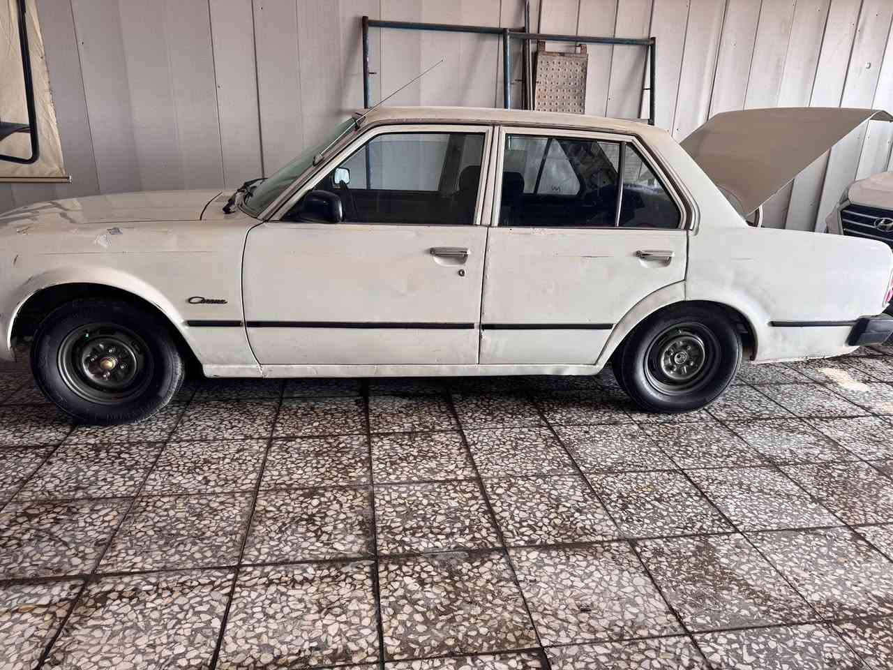 السلام عليكم
كرونا 80 كير عادي 4 نمر  مرتبه كل كهربائياته حداديه مرتبه كلشي شغال بيه 
35$ مجال جدا بسيط 
 ***********
