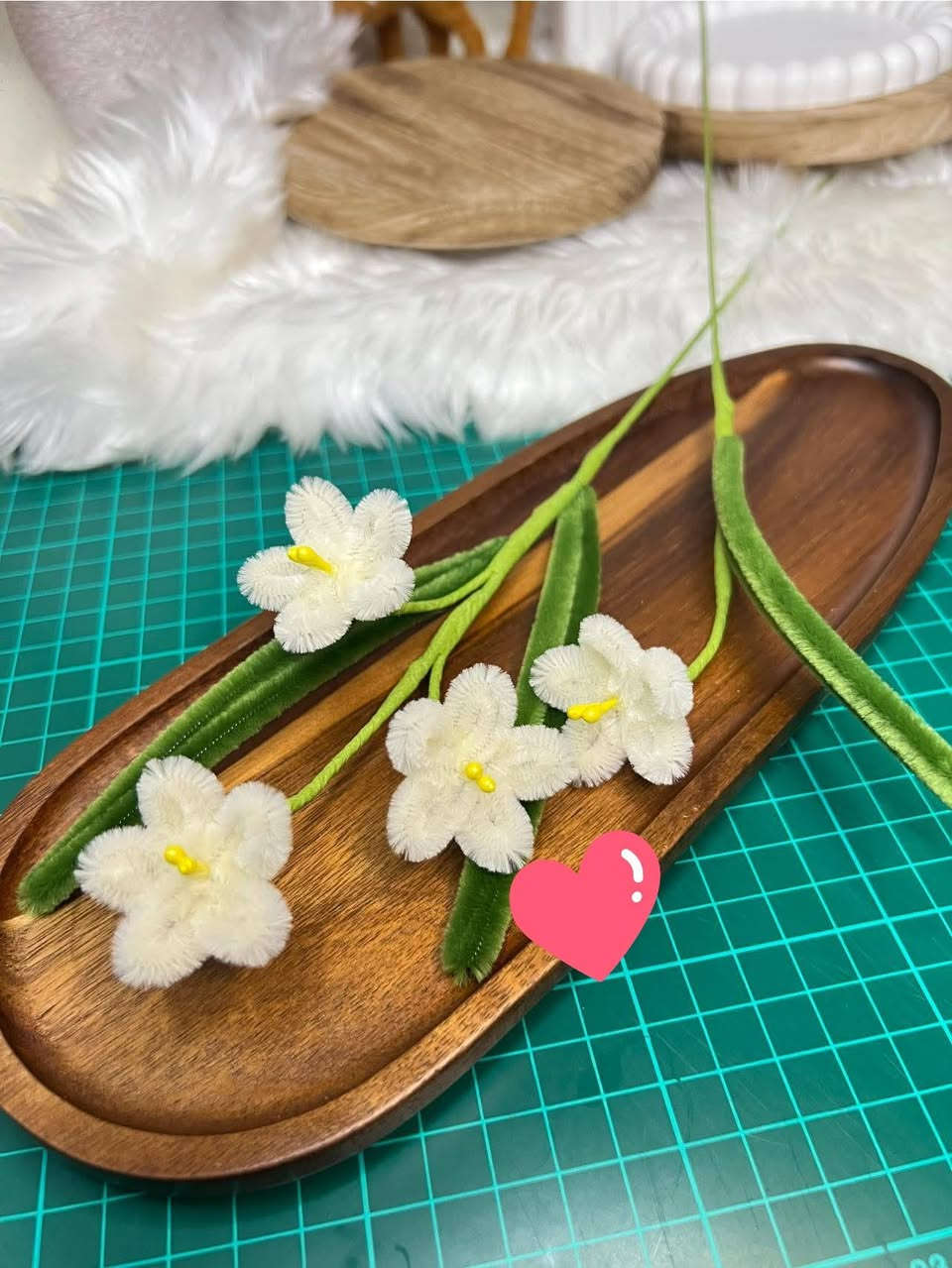 وردة تعيش وياك العمر كله! 🌸✨
​تريد تهدي هدية مميزة تبقى ذكرى وما تذبل؟
سويتلكم هاي الزهور المشغولة يدوياً بكل حب (Handmade) من أجود أنواع سيم القطيفة. ملمسها ناعم، ألوانها ثابتة، وتضيف لمسة جمالية لأي ركن بالبيت.
​✅ متوفرة بألوان وأشكال حسب الطلب (زنبق، توليب، جوري).
​✅ هدية مثالية لأعياد الميلاد، التخرج، أو عيد الحب.
​✅ التوصيل متوفر لكافة المحافظات.


**إذا كنت صاحب هذا الإعلان وتريد حذفه لأي سبب، رجاءا أرسل رسالة إلى الدعم الفني**