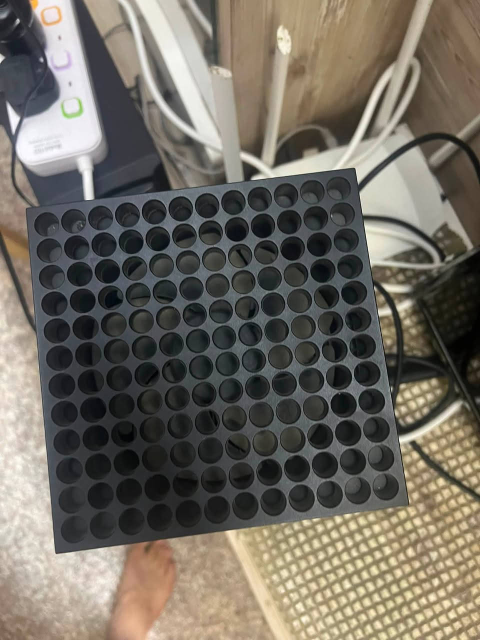 جهاز نضيف. بس مامنضفه جهاز حيل نضيف .                           للبيع مستعجل 🔥 Xbox Series X نضيف جداً

المواصفات:
- الجهاز: Xbox Series X 1TB نسخة الديسك
- الحالة: 10/10 نضيف مابي اي عطل او فتح
- الملحقات: يد اصلية وحدة + كيبلات HDMI وباور
- الالعاب: GTA 5 مثبتة وجاهزة

السعر: 800,000 دينار عراقي نهائي

المكان: بغداد - الغزالية
التواصل: واتساب / اتصال ***********

البيع وجه لوجه فحص وتجربة كدامك
الصور على الطبيعة 👇جهازصارلي خمس تشهر من اخذته  وملحقاته كامله  سبب البيع مامتفرغله
