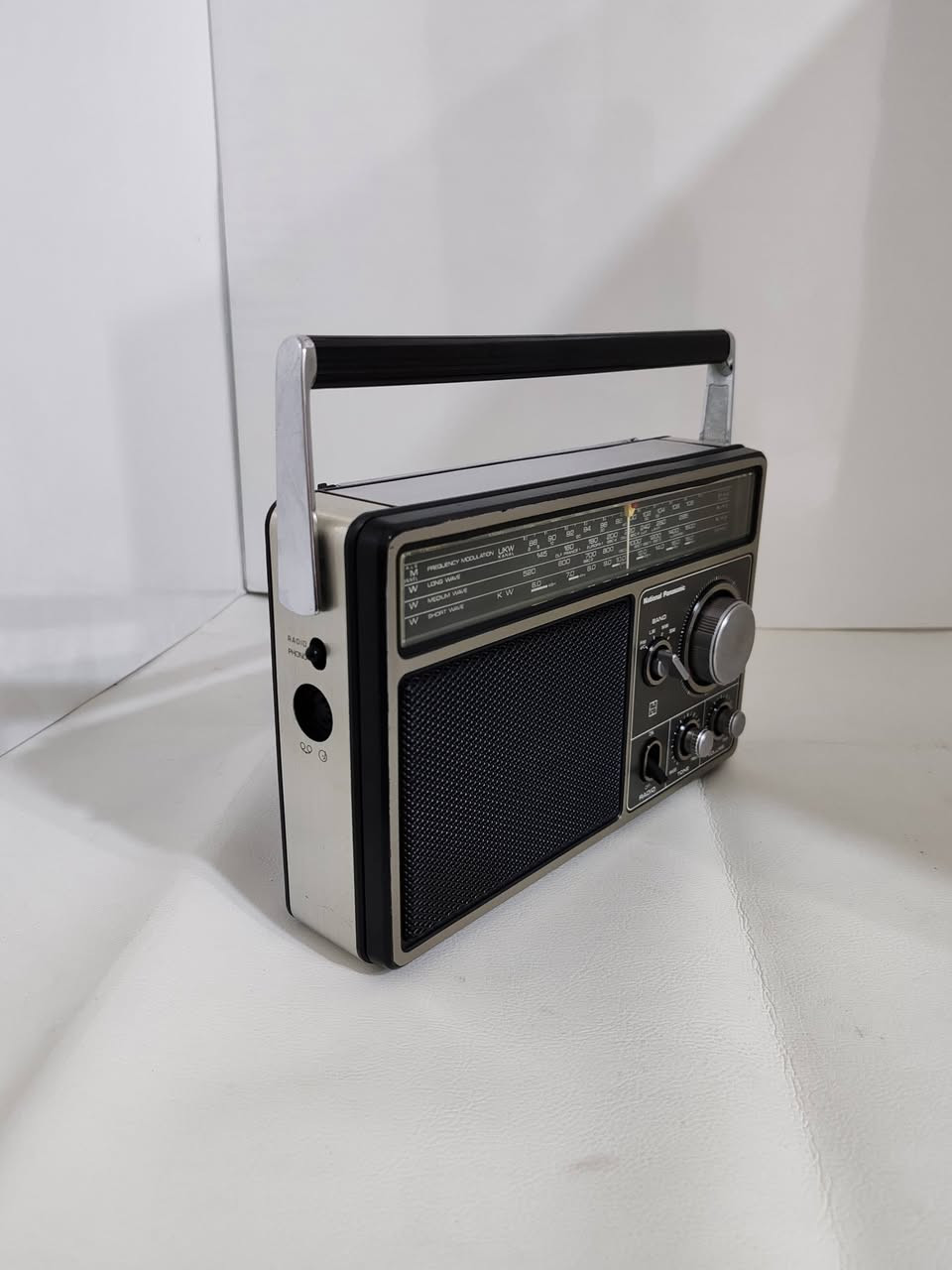 راديو ناشنال باناسونيك صنع في اليابان
نظافة  ٩٥٪
National Panasonic  RF-1105 DBLE
Made  in  Japan
اربع موجات  FM, MW, SW, LW
ممتاز خارق في سحب المحطات
جهاز بلادي على وضع الشركة لامفتوح ولاتصليح
يشتغل كهرباء مباشر و يشتغل ب ٣ باتريات وسط
 السعر  ١٧٥  الف


**إذا كنت صاحب هذا الإعلان وتريد حذفه لأي سبب، رجاءا أرسل رسالة إلى الدعم الفني**