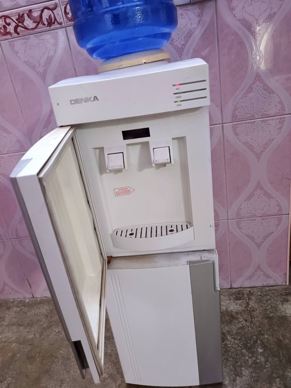 براد  نوع دينگه شغال شرط حار بارد ثلاجه كل عيب مابيه نضيف السعر 60 وبيه مجال مكاني كركوك حي عسكري شراي اتصل ***********
