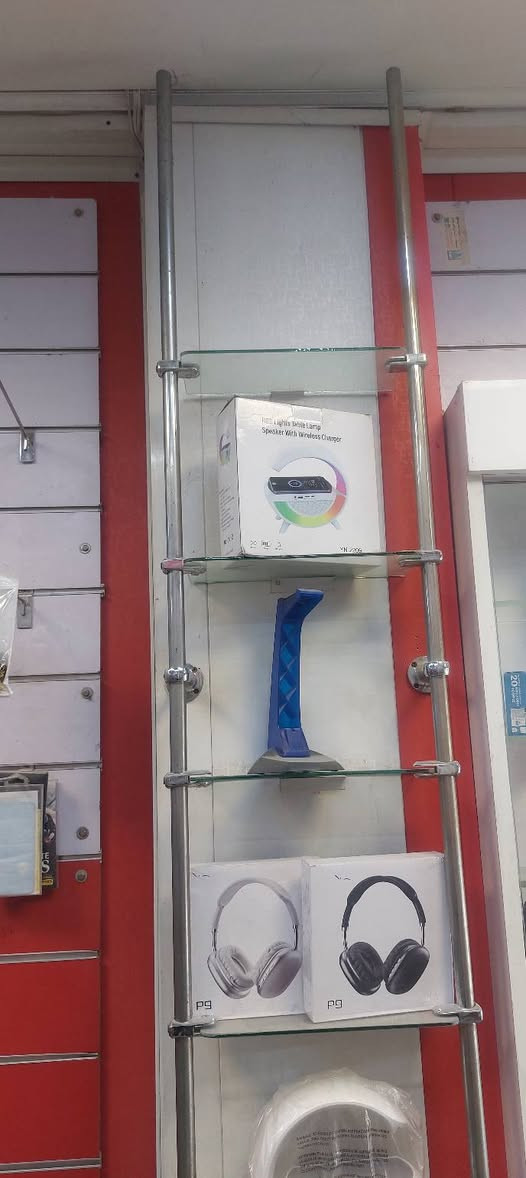 فاترينات للبيع عدد ٢ ارضيات قياس ١٢٠ وارتفاع متر ٣ خانات وبيهن سلايت جام من الخلف نظيفات 
وبيهن اناره 
فاترينه عاموديه للبيع قياس ٢.٥ ارتفاع عرض ٨٠ واناره وابواب تنقفل مال موبايلات بغداد الحريه 
***********
الفاترينات الارضيه ١٠٠ الوحده 
والعاموديه ١٤٠ 
واكو ب غراض قاطع ppc وباب
