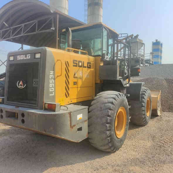 سلام عليكم 
شفل صيني الجي حجم 953 موديل 2015 ارقام وسنويه بصره تحويل سنويه جديده 
شفل جديد مشتغل ٢٦ الف ساعه تايراته بلاديه 
مامفتوح منه شي بلادي عالشركه 
مكاني البصره /***********
