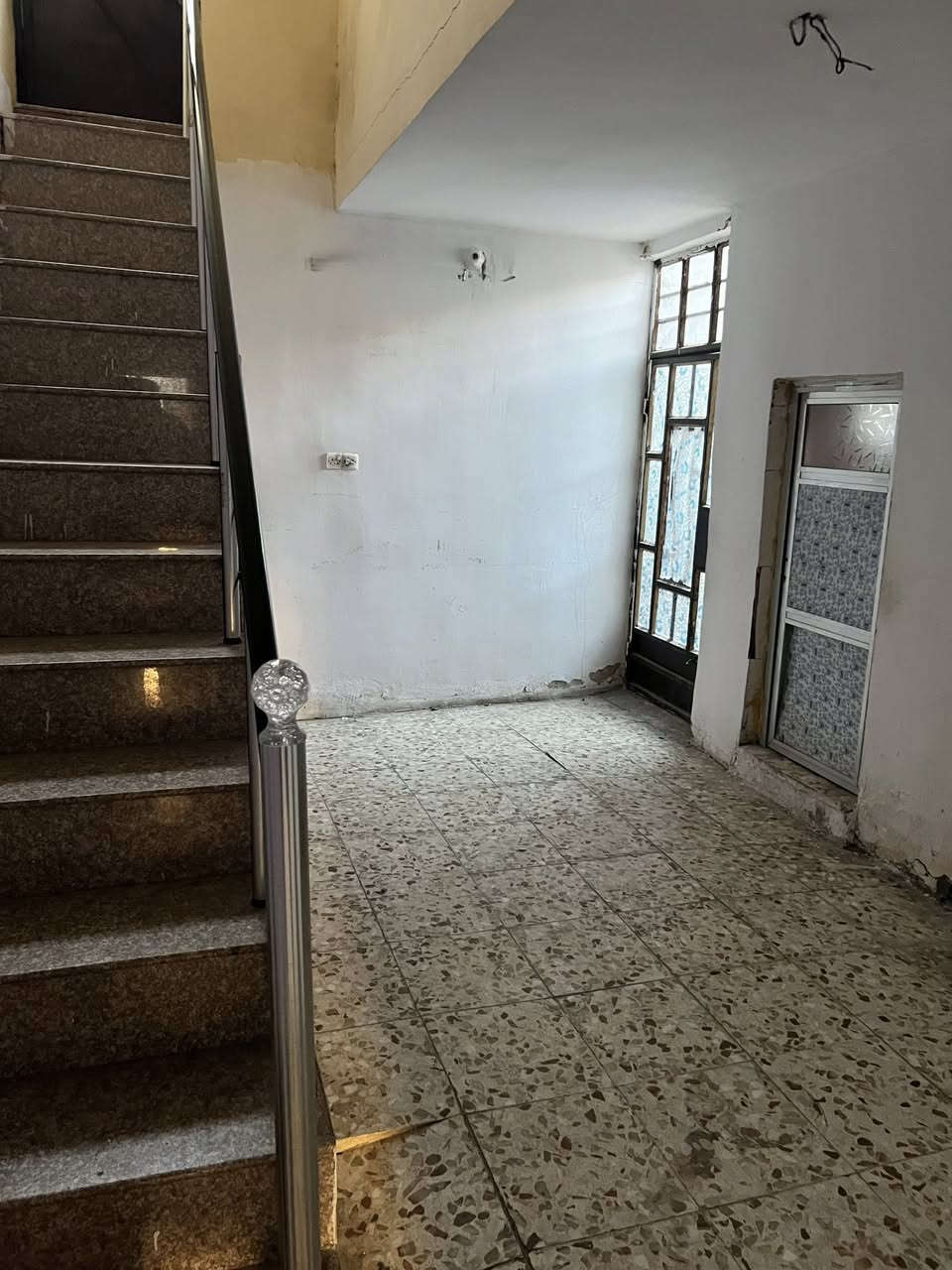 السلام عليكم ورحمة الله وبركاته
بيت (للايجار )مساحه ١٠٠متر متكون من استقبال ومطبخ وخدمات ومنور  وغرفه النوم 

الموقع كفاءات الصحه خلف التجاري 

الاتصال على الرقم ***********
