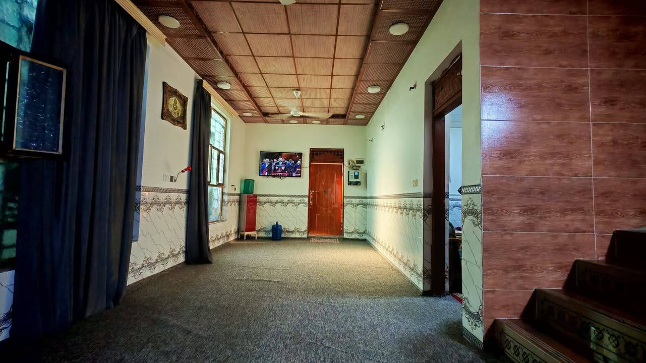 السلام عليكم . بيت للبيع طابو زراعي مساحته 272 متر في منطقة البو جاسم  كامل الخدمات ماي وكهرباء وخط مولد عندي سند الطابور الزراعي بأسمي مكانه عالشارع مطل على شارعين أمام البيت وخلف البيت مشمول بقرار 320 بالتطويب وقدمت معامله سعره 55 وبيه مجال بسيط الاتصال بالرقم ***********
