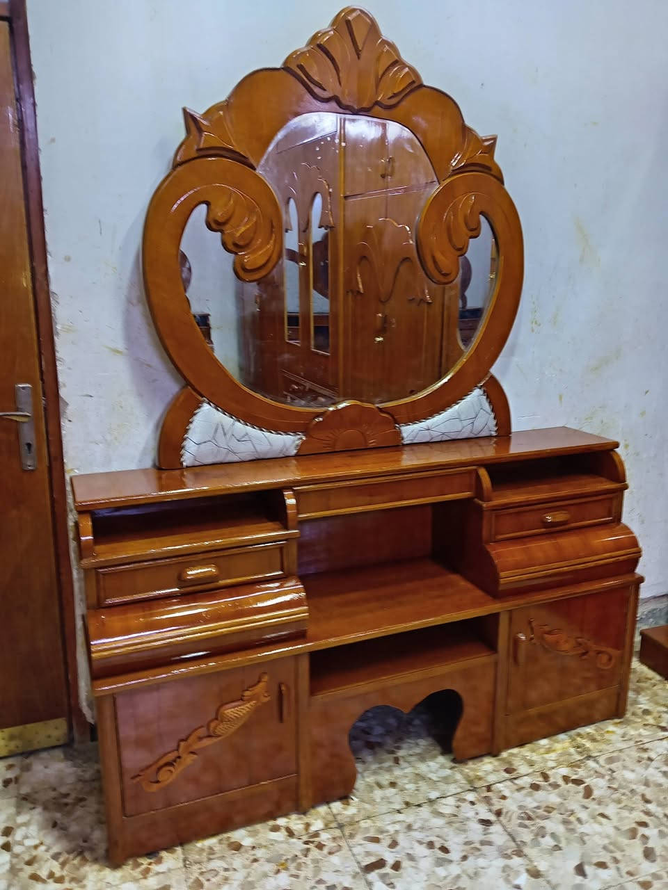 مكلف بلنشر غرفه تسكام نجاره صاج داخل وخارج ظهر جرجوبه 850وبيه مجال مكانه حله  الاتصال بلرقم ***********
