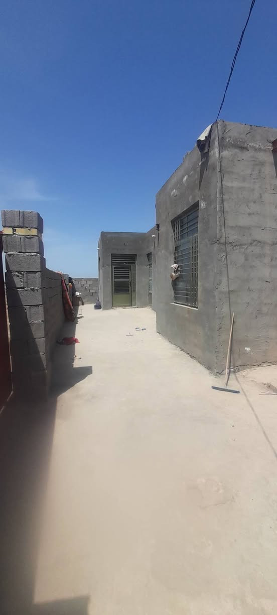 سلام عليكم دار سكن للبيع بناء حديث لبيت متكون من غرفتين نوم وصاله وستقبال ومطبخ لبيت جاهز لسكن مساحه 255 معه طرمه كبير لبيت طابو زراعي حي الكرار نهايت شارع 30   لتفاصيل عله تصال ***********
