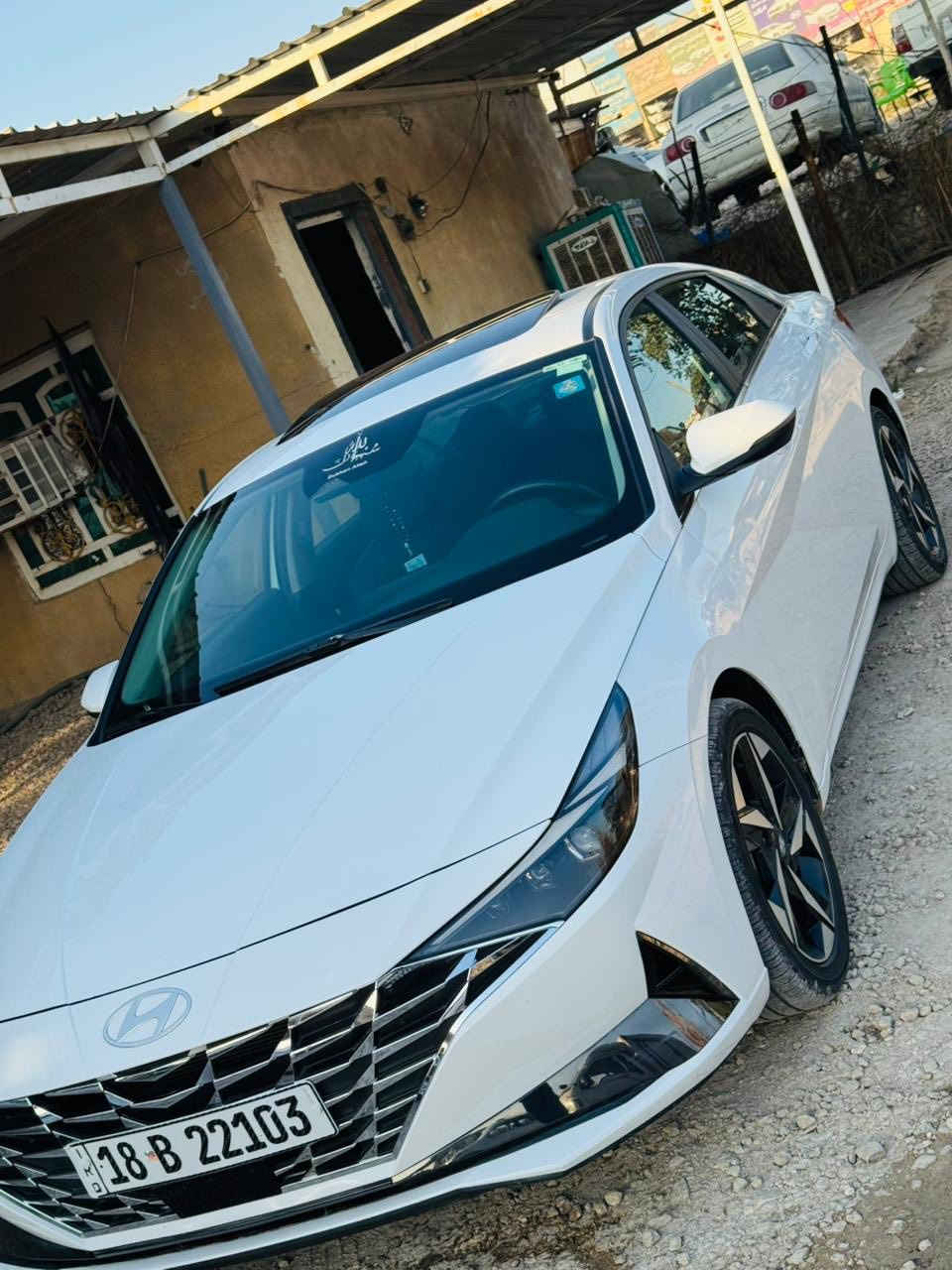 سلام عليكم ورحمة الله وبركاته 
النترا أمريكي 
موديل 2023 
فول موصفات واحد عله واحد 
السياره جديده بيه دعاميه اماميه وبخشم البنيد شبر بارد 
ماشيه 38 ألف 
هايبرد وبانزين 
السعر 160 وبيها مجال 
قليل حك الجيه 
المكان حله حي نادر 
الاستفسار 
***********
