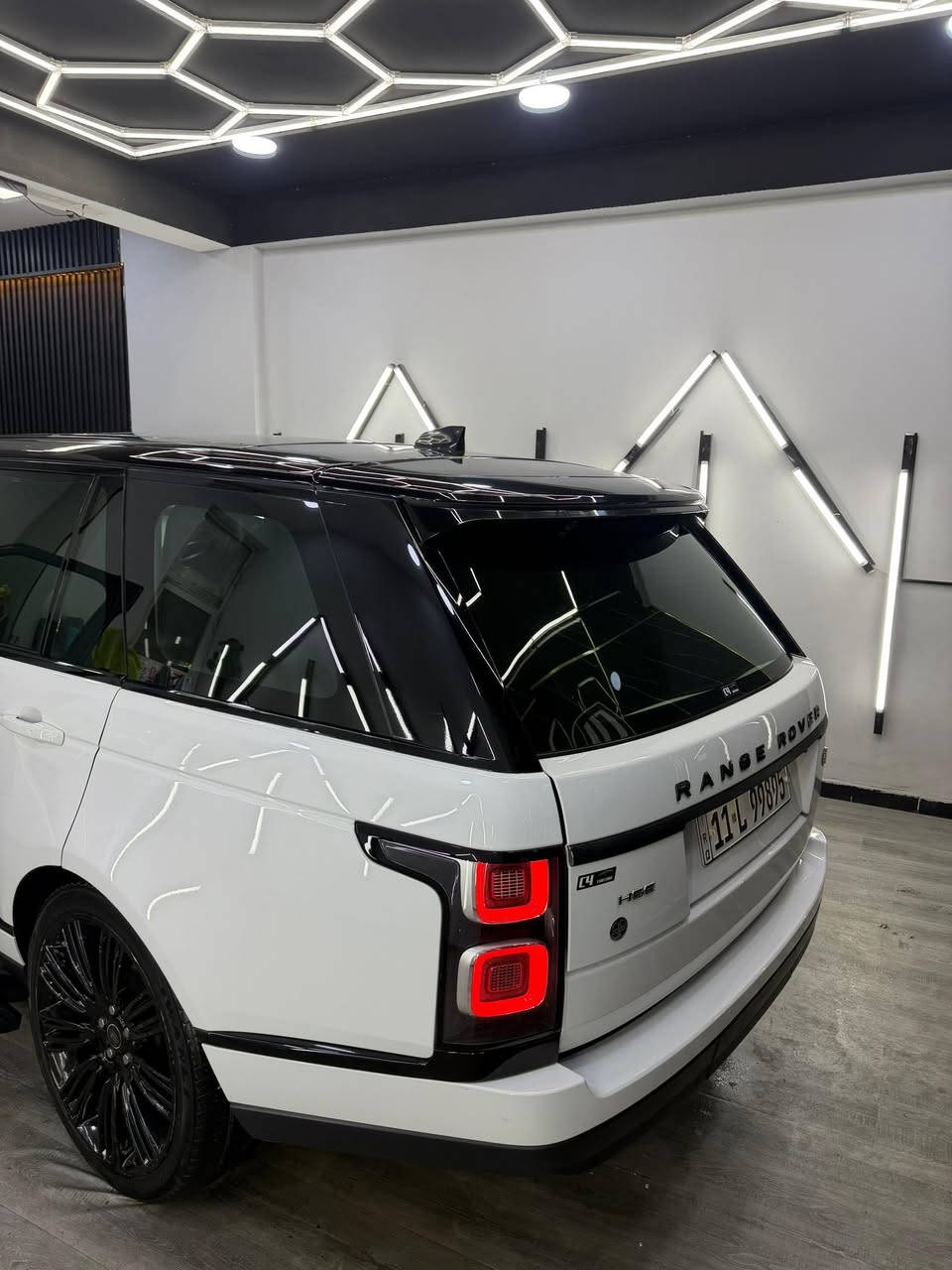 سلام عليكم 
رانج فوك 2019 خليجية وكالة سردار
ماشية 66  
رقم بغداد تحويل ثاني يوم
مواصفات معروفة
 محرك 6 سلندر HSE
فول مواصفات 
بنوراما
دوس كهرباء
كشنات جلد 
تحكم كشنات كهرباء صندوق كهرباء
داخل اوفت وايت 
شاشات كبيرة
جكات
لايات اربع عدسات اوتو

السيارة كلش نظيفة وجديدة بدون نقص ابد ملاحظة صغيرة شباب صار بيهة طخة بجاملغ الامامي ونصبغ ربع الجاملغ فقط على كد شبرين الباقي كلة مكفول 

السعر 45 بيهة مجال بسيط
مكان السيارة بغداد البنوك

للاستفسار اكثر ***********
